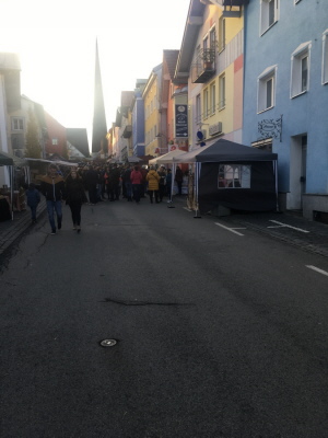 Die Marktstraße beim Adventsmarkt