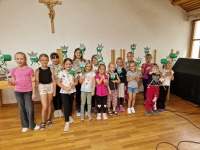 Kinderferienpogramm 2025 - die Kinder mit dem gebastelten Frosch