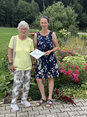 von links: Bonalinde Schramm, 1. Vorsitzende GBV Wegscheid, Stefanie Donaubauer, Foto: Kreisfachberatung am LRA Passau