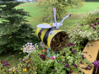 Insektenhotel in Form einer Biene vom Kinderferienprogramm