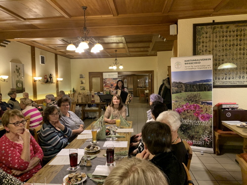 Monika Kieninger spielte Weihnachtsliefer zum mitsingen