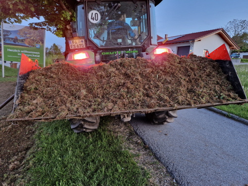 Wir haben vier Erdschaufeln voll Grasnarbe weggefahren