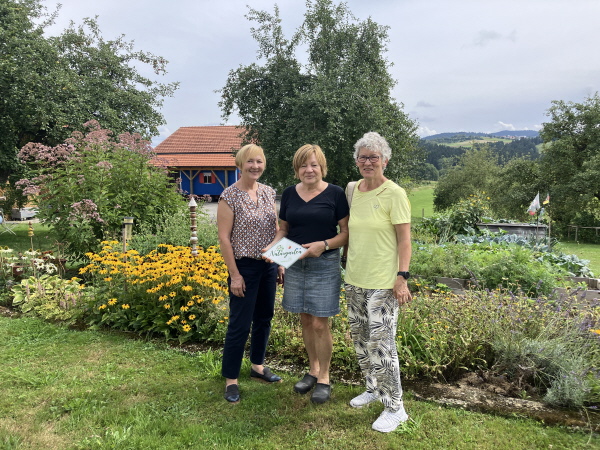 von links nach rechts: Maria Swoboda 2. Vorsitzende Kreisverband Passau, Hildegard Gottinger, Bonalinde Schramm 1. Vorsitzende GBV Wegscheid, Foto: Kreisfachberatung am LRA Passau