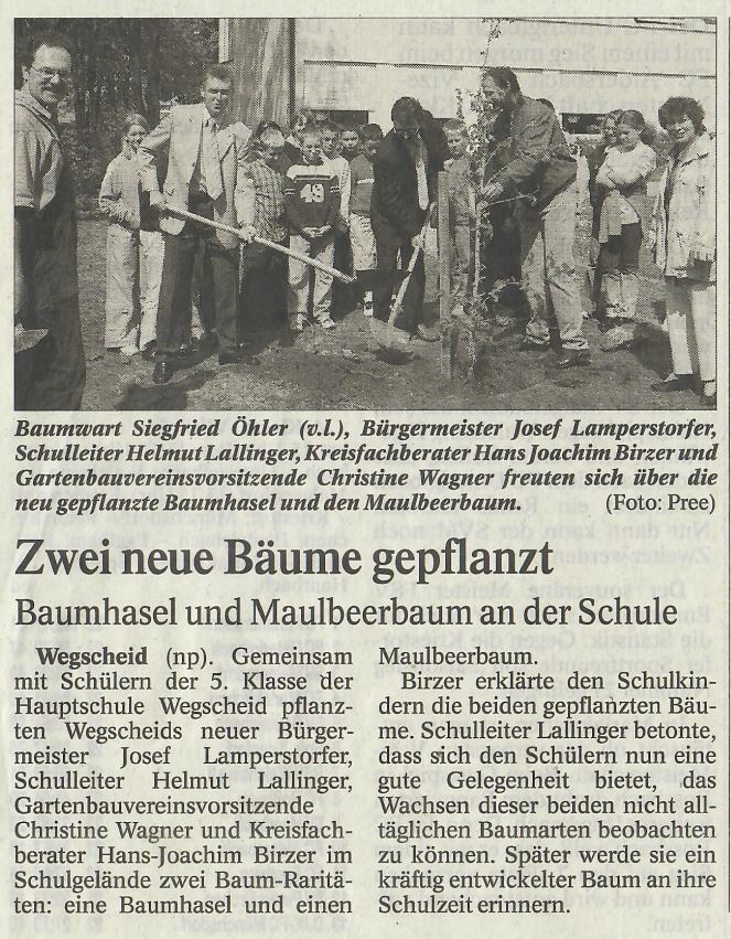 Zwei neue Bäume gepflanzt, Baumhasel und Maulbeerbaum an der Schule; Passauer Neue Presse