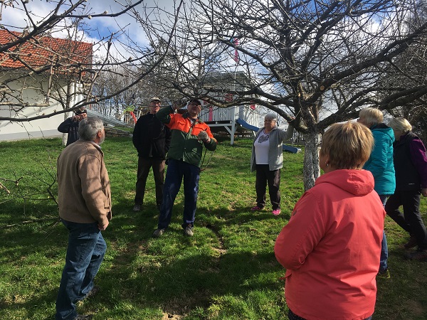 Siegfried Öhler mit Teilnehmern beim Baumschneidekurs 2019
