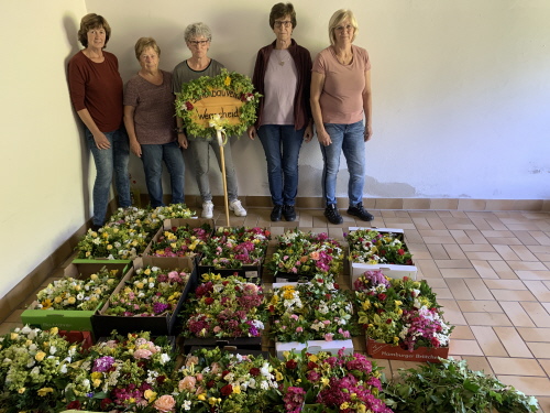 Die Frauen des Gartenbauvereins mit den fertigen Gestecken