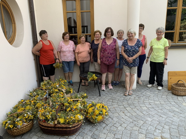 Die Frauen des Gartenbauvereins mit den herrlich bunten und duftenden Kräuterbuschen
