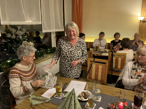 die 2. Vorsitzende Irmgard Hautzinger bedankt sich bei der 1. Vorsitzenden Bonalinde
