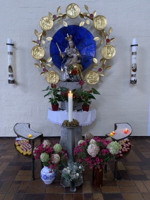 auch der Marienaltar wurde noch mit Blumen geschmückt
