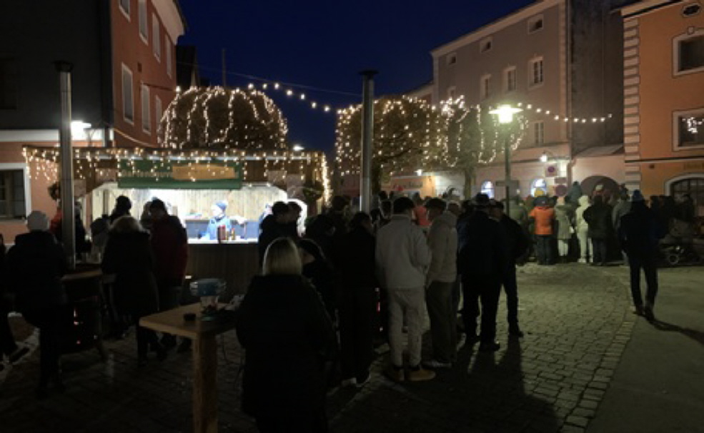 Unser Stand bei Dunkelheit am Sternzaubermarkt 2025 mit der Weihnachtsbeleuchtung