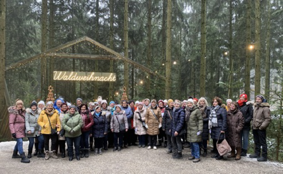 Waldweihnacht am Baumkronenweg Kopfing unsere Reisegruppe am Eingang 2025