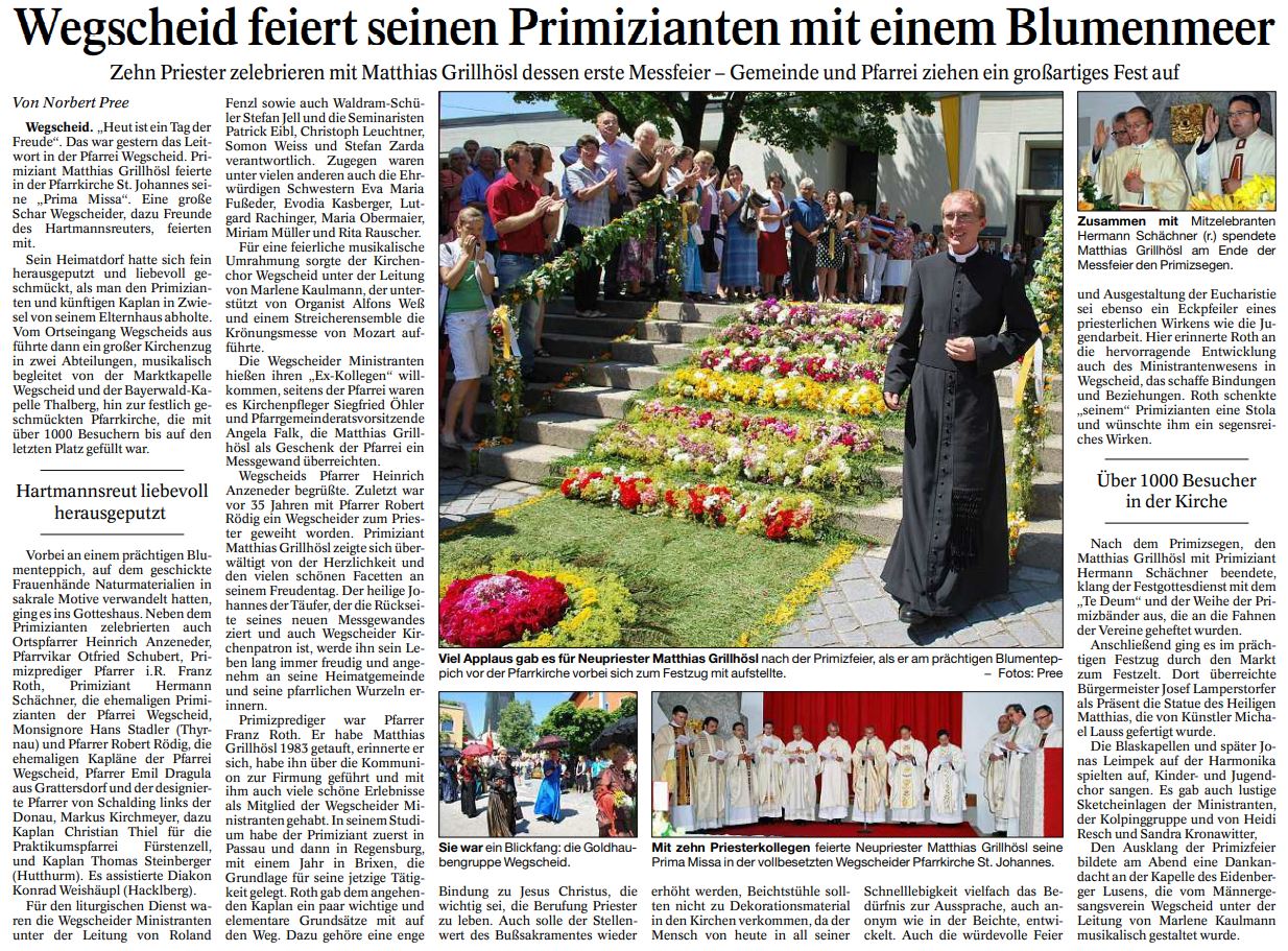 Wegscheid feiert seinen Primizianten mit einem Blumenmeer - Zehn Priester zelebrieren mit Matthias Grillhösl dessen erste Messfeier - Gemeinde und Pfarrei ziehen ein großartiges Fest auf, Passauer Neue Presse vom 09.07.2012